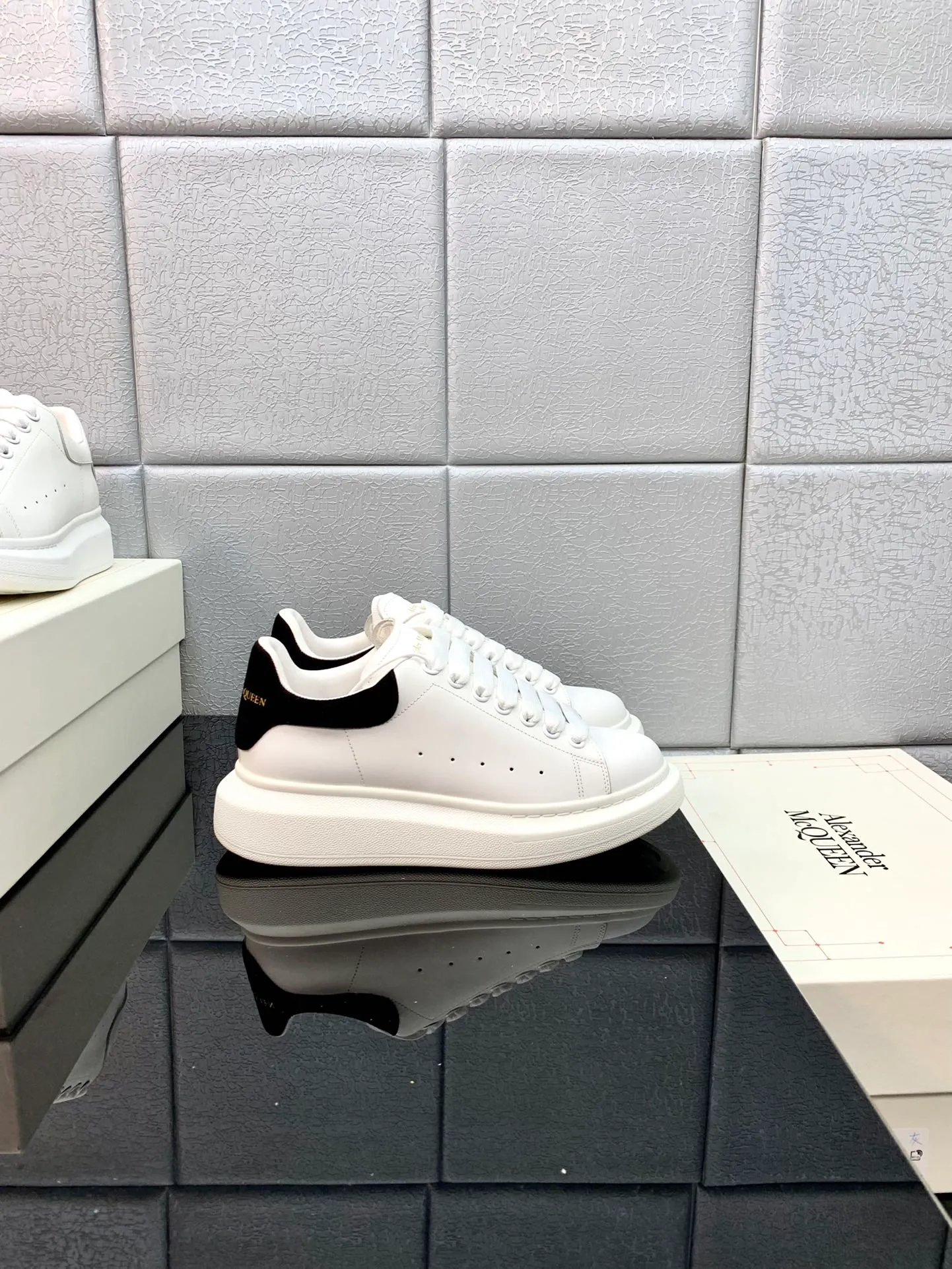 👟👟Ex-factory price 480👟👟 2022 latest upgraded version The latest McQueen white shoes original 1⃣: 1⃣ perfect replica ☑Deliver the latest counter full set of packaging 🎁Full series of color styles are constantly updated🥳🥳 🔺Fabric: Customized original matte silk cowhide 🔺Inner: imported water-dyed sheepskin lining/original customized soft cowhide cushion 🔺Feet: super clear high temperature air pressure logo➕soft latex pad 🔺Outsole: rubber T👟👟Ex-factory price U vacuum bottom/I👟👟Ex-factory price foam original bottom, thick bottom about 4cm 🔺Size: Female M34-40 Male M39-45